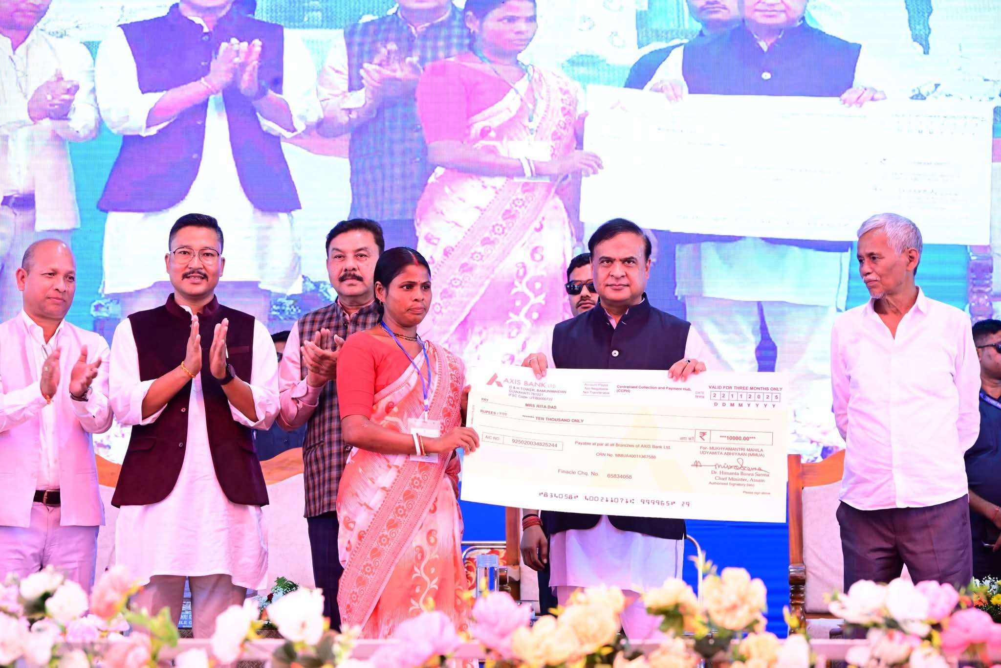 मुख्यमंत्री डॉ हिमंत बिस्व सरमा अभयापुरी में 23 हजार महिलाओं को चेक वितरित करते हुए।