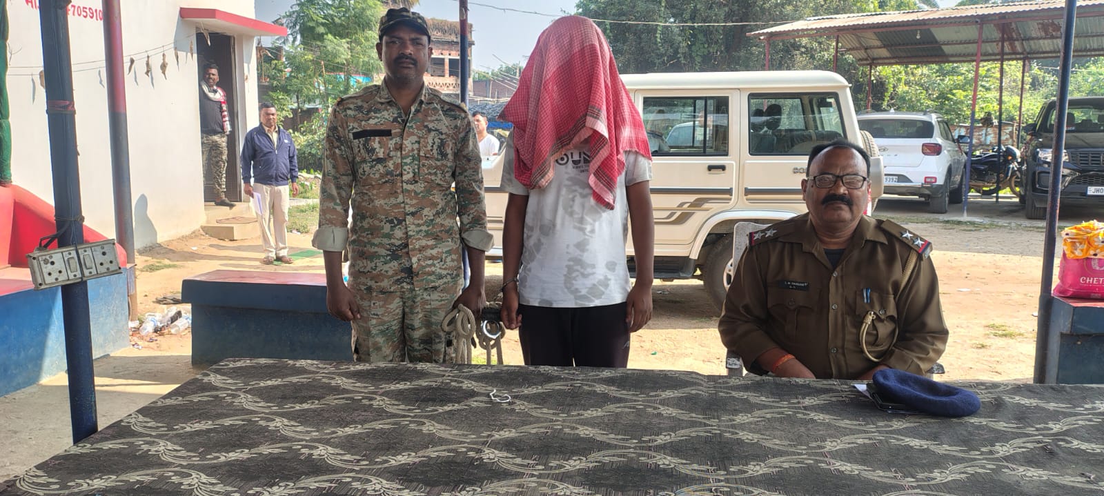 रेस्टिंग, कैप्सन-गिरफ्तार युवक की जानकारी देती पुलिस