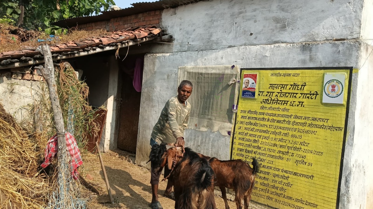 बकरी शेड निर्माण कार्य से ग्रामीण महेत्तरलाल की आजीविका को मिला नया आधार