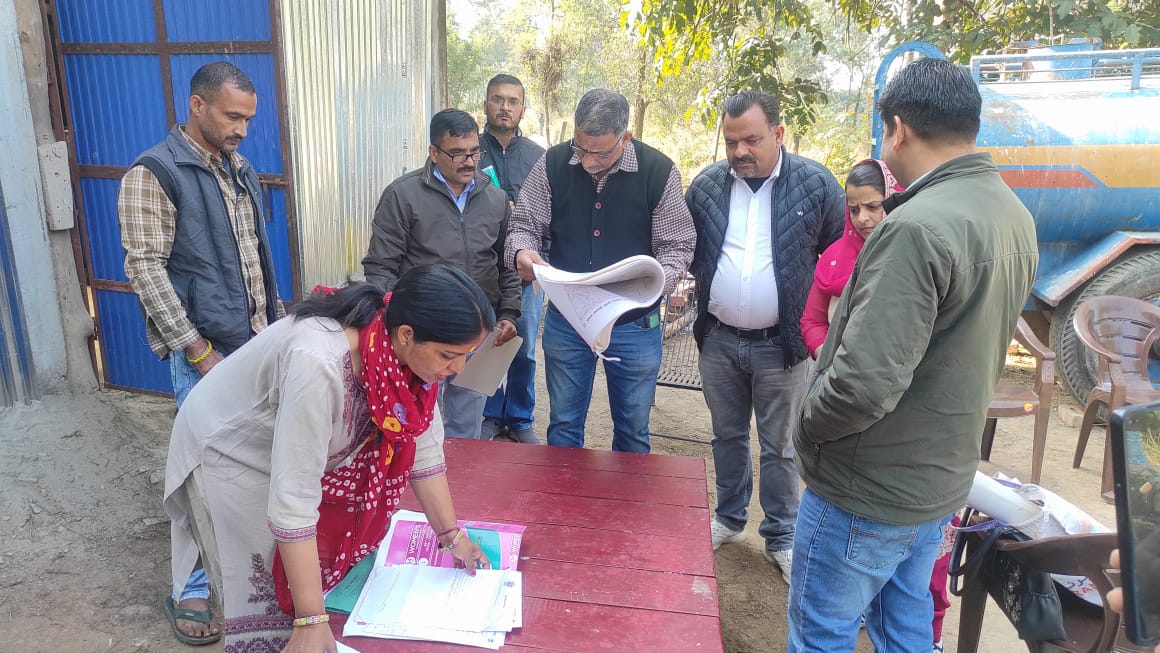 बिजली बोर्ड और जल शक्ति विभाग के अधिकारियों ने दिया तुरंत कार्य शुरू करने का भरोसा