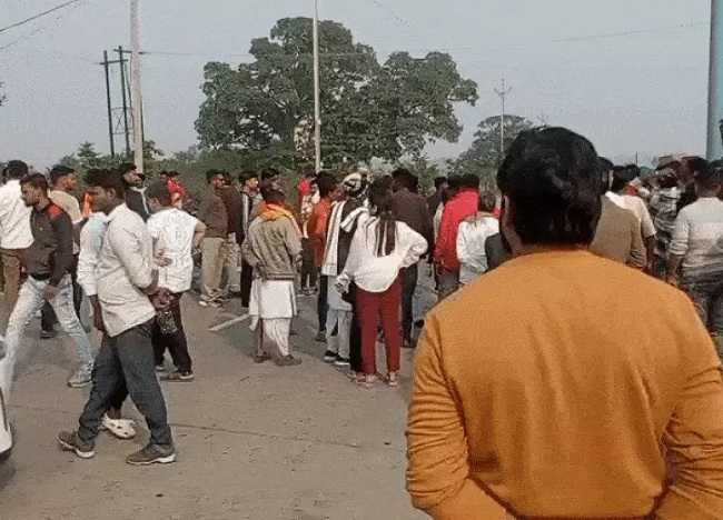 आक्रोशित लोगों ने किया हाईवे जाम