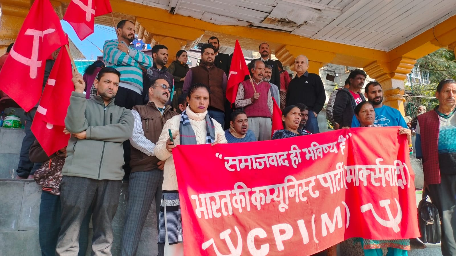 सेरी चानणी में धरना प्रदर्शन करते माकपा लाेकल कमेटी सदस्य।