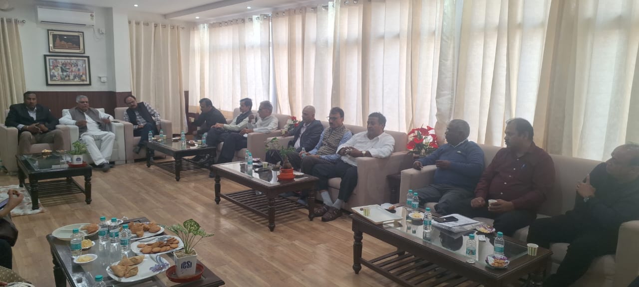 मान्यता प्राप्त पत्रकार कल्याण समिति के अध्यक्ष रविंद्र गुप्ता के नेतृत्व में फिरोजशाह रोड स्थित बंगले में मौजूद  पत्रकार