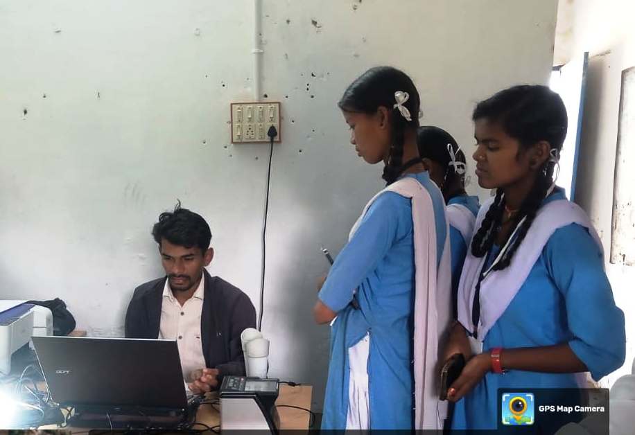 स्कूली बच्चों के आधार में अनिवार्य बायोमेट्रिक अपडेट हेतु संकुल स्तर पर स्कूल में किया गया आधार कैम्प का आयोजन