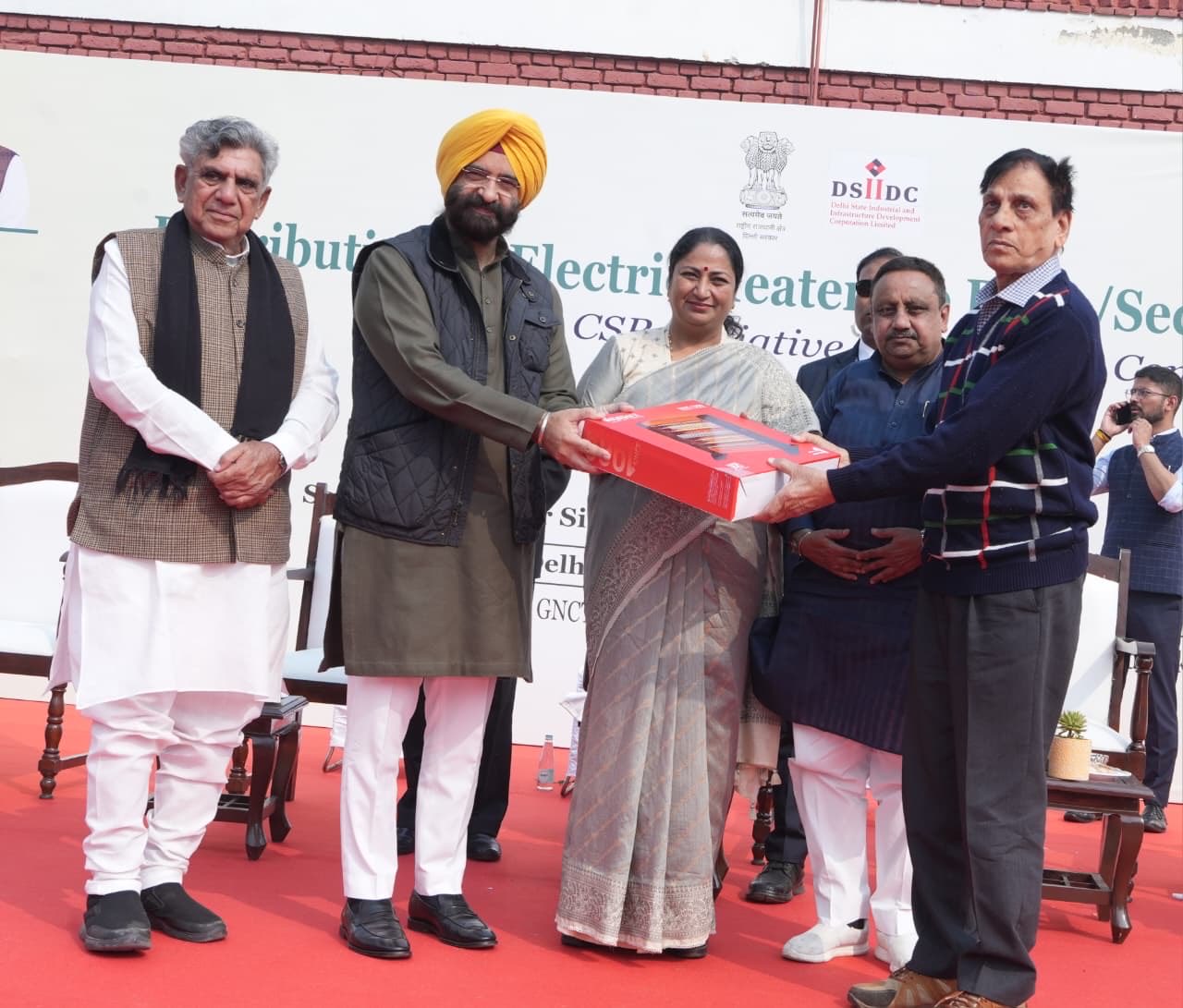 दिल्ली हाट पीतमपुरा में शनिवार को विभिन्न रेजिडेंट वेलफेयर एसोसिएशन  को इलेक्ट्रिक हीटर वितरित करती मुख्यमंत्री रेखा गुप्ता