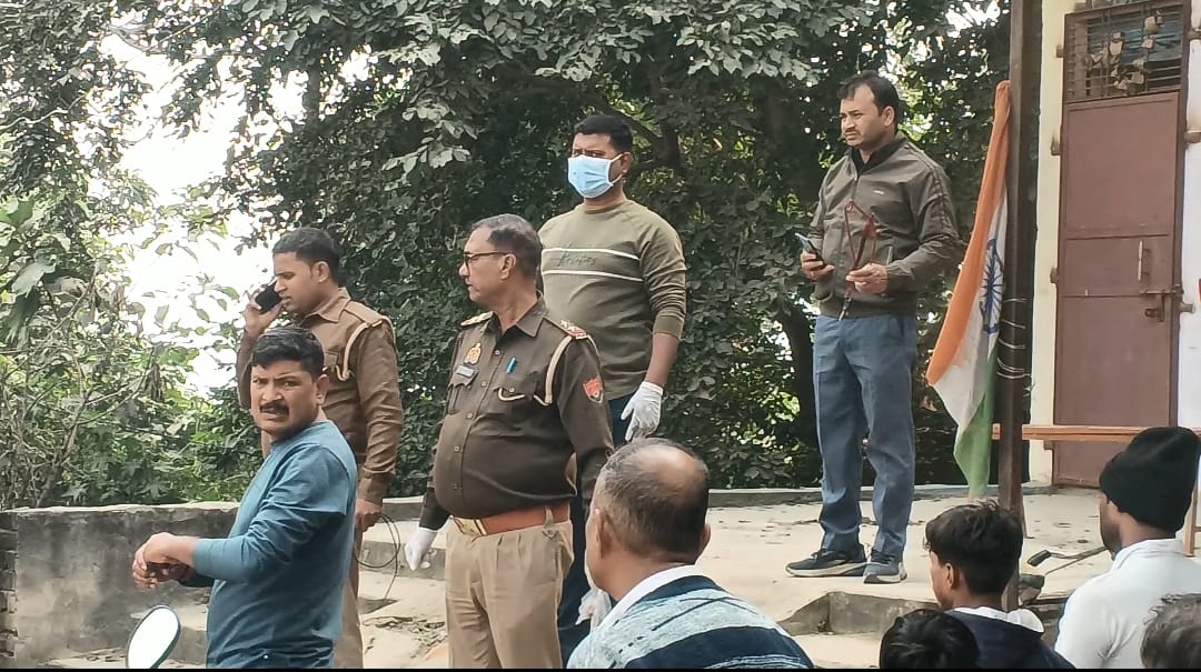 घटना स्थल पर जांच पड़ताल करते हुए फोरेंसिक जांच टीम