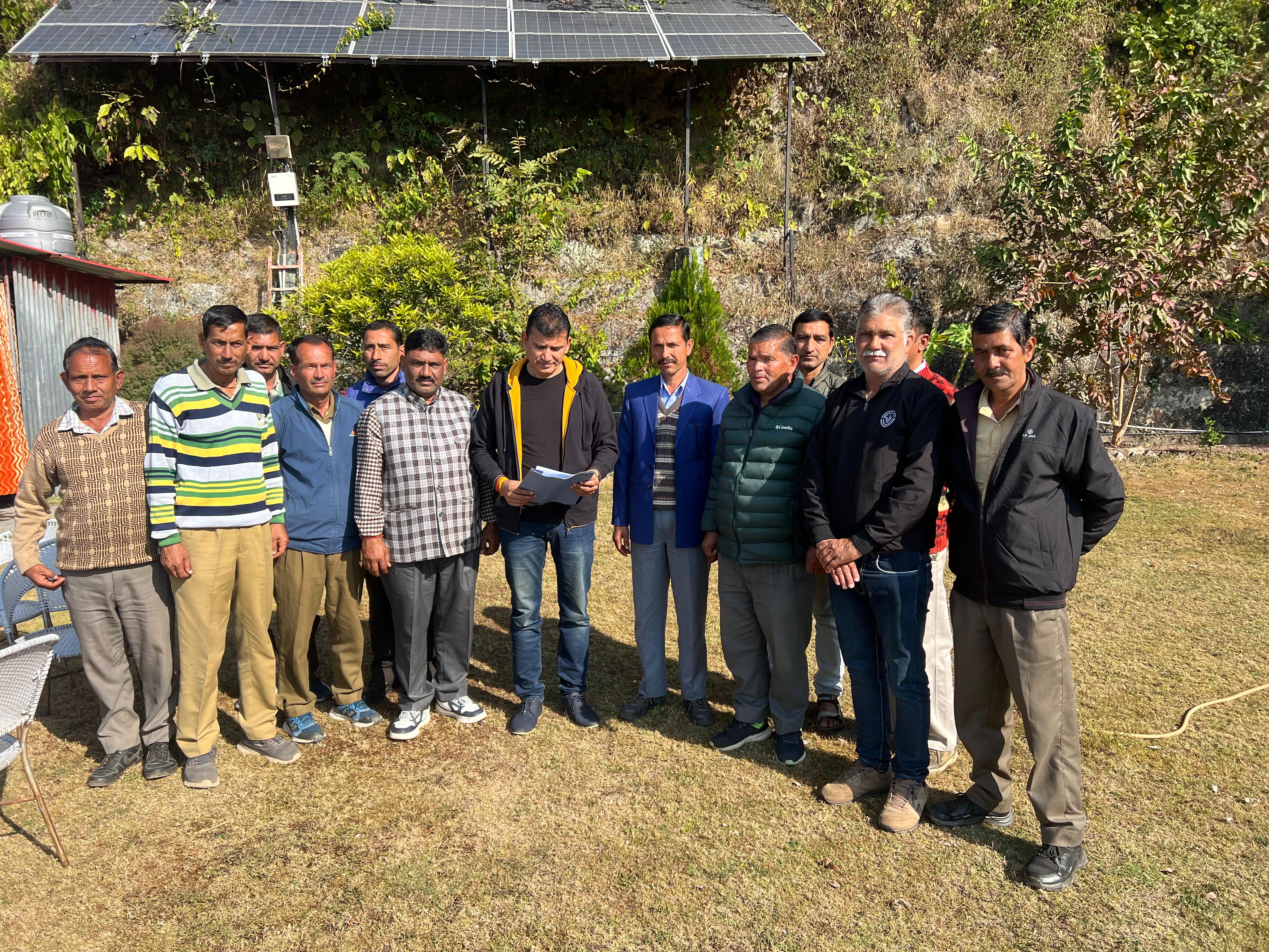 विधायक प्रकाश राणा के साथ प्रतिनिधिमंडल के सदस्य।