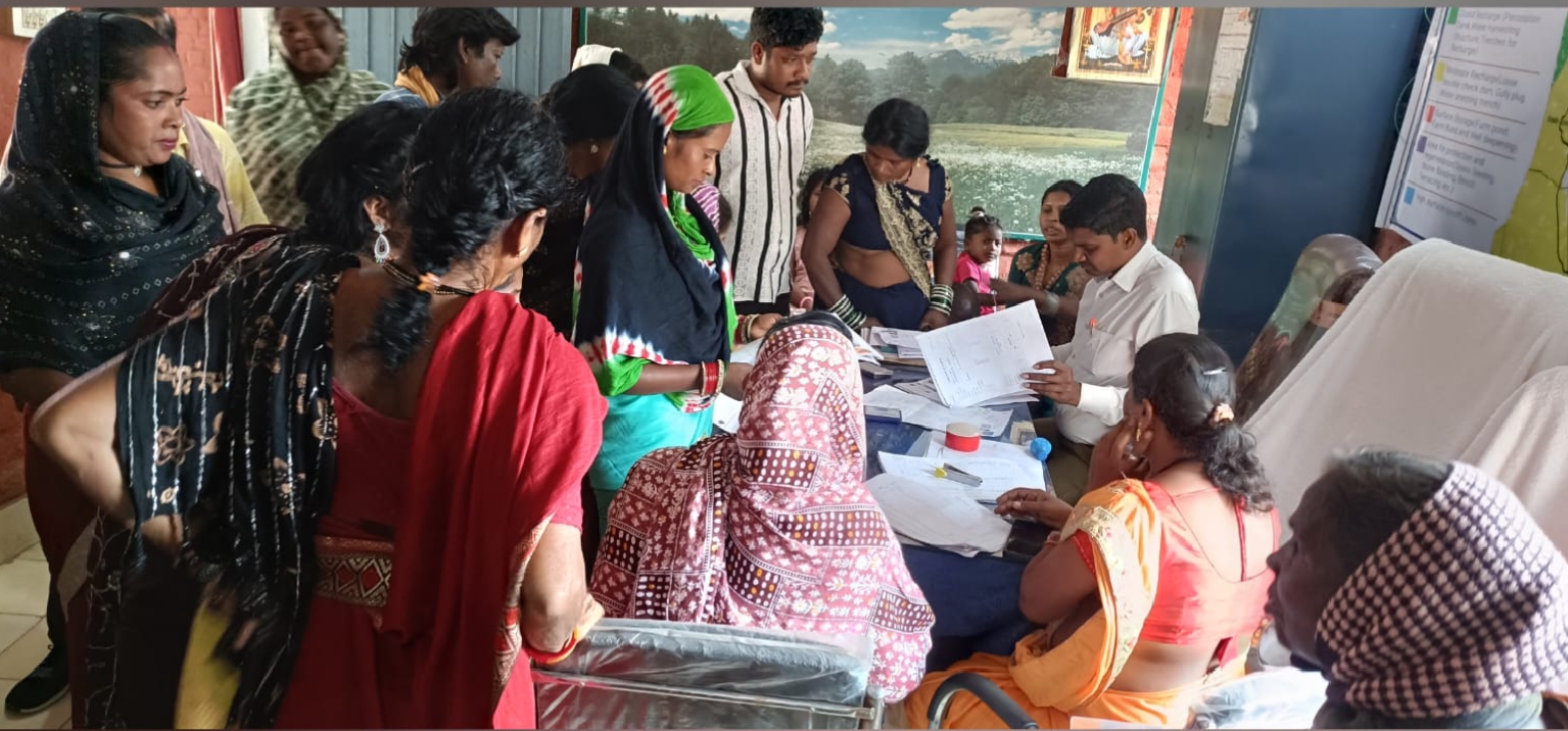 शिविर में फार्म भरते हुए नागरिक