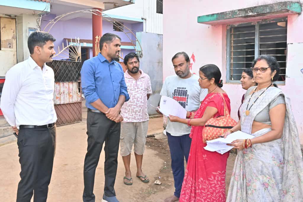 ग्राम सोरम में मतदाता पुनरीक्षण कार्य का निरीक्षण  करते हुए कलेक्टर।