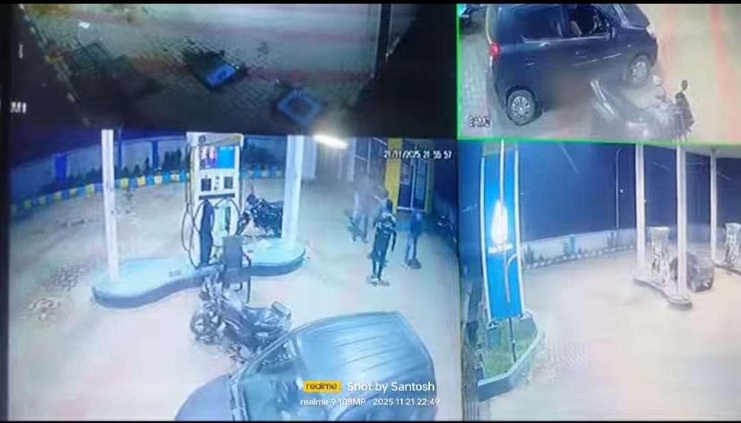 सीसीटीवी मेंतापीट करते युवक