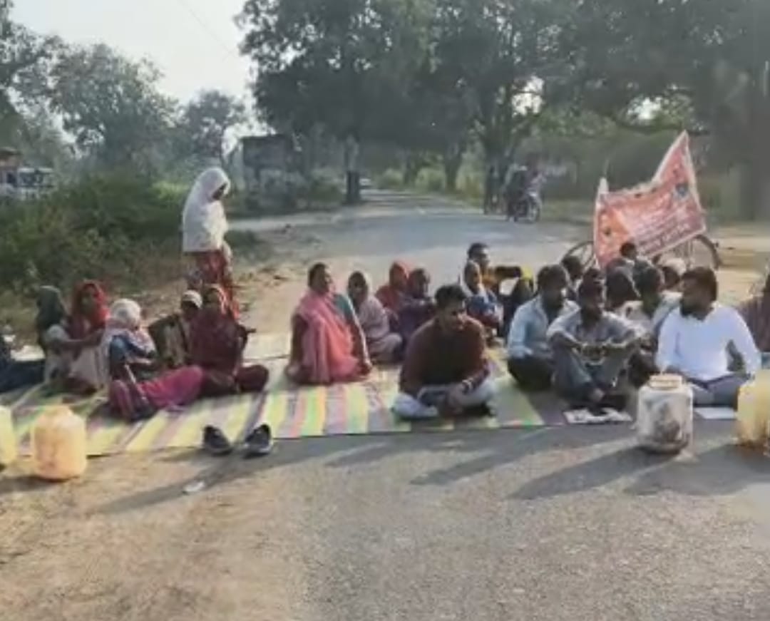 सडक पर धरना प्रदर्शन  करते शिवसेना