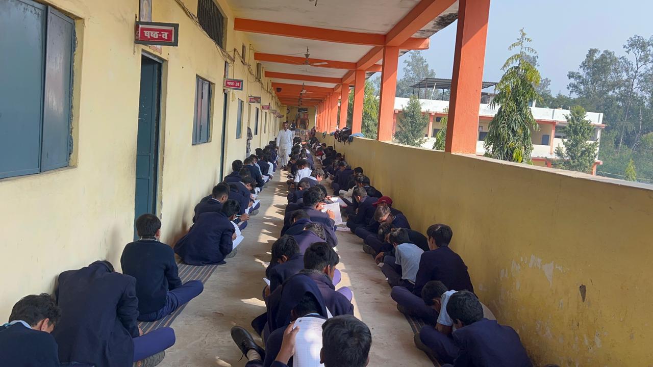 बरामदे में बैठ कर परीक्षा देते