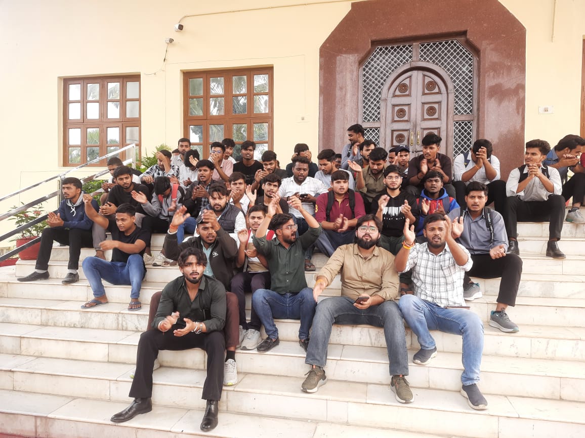 कुलपति डॉ वंदना सिंह के कार्यालय के बाहर प्रदर्शन करते हुए छात्र