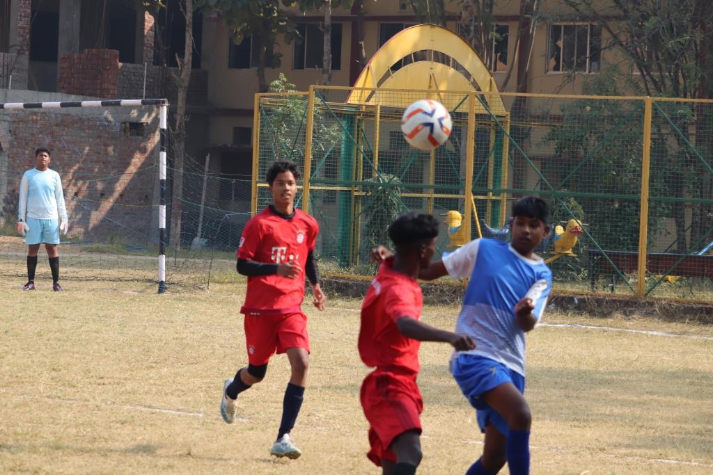 फूटबॉल खेल खेलते मैदान में ख‍िलाड‍ियों की तस्‍वीर