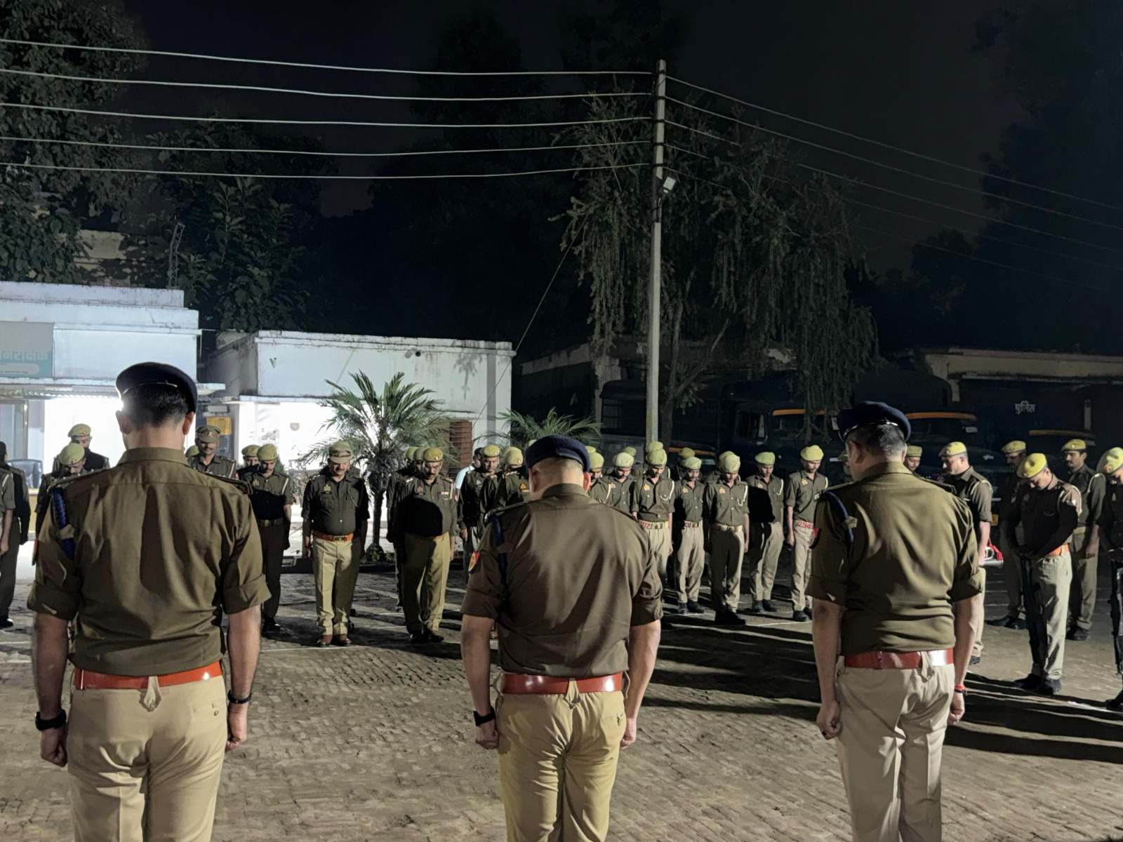 मृतक सब इंस्पेक्टर को गार्ड ऑफ ऑनर देते हुए पुलिस अधीक्षक और अन्य अधिकारी