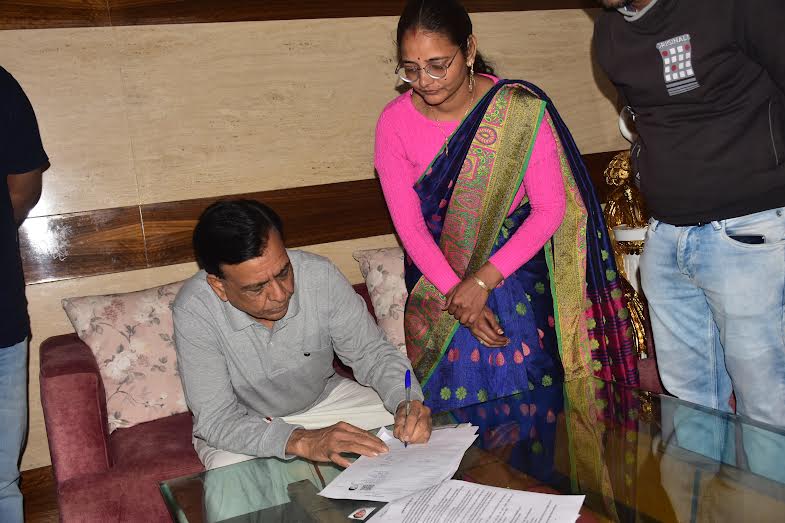 उप मुख्यमंत्री श्री देवड़ा ने विशेष गहन पुनरीक्षण के अंतर्गत अपना गणना पत्रक जमा किया उप मुख्यमंत्री श्री देवड़ा ने विशेष गहन पुनरीक्षण के अंतर्गत अपना गणना पत्रक जमा किया