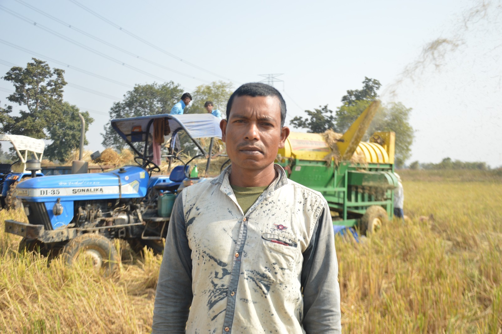 खेतों में मेहनत रंग लाई, किसान अन्नू जायसवाल धान विक्रय के लिए तैयार खेतों में मेहनत रंग लाई, किसान अन्नू जायसवाल धान विक्रय के लिए तैयार