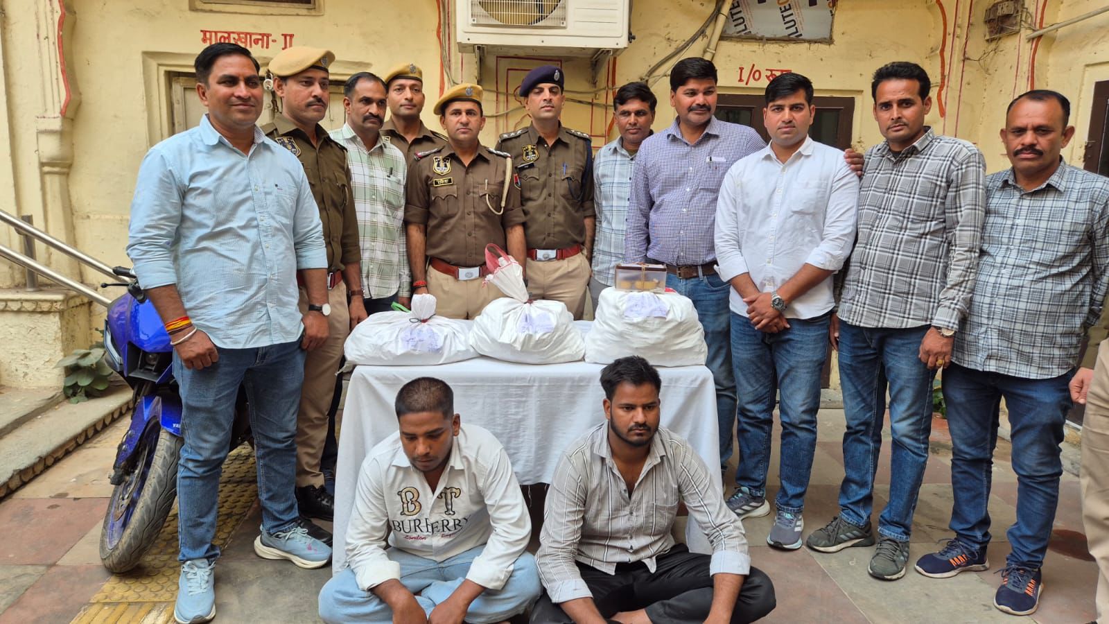 ज्वेलरी की दुकान को लूटने वाले दो बदमाश चढ़े पुलिस के हत्थे