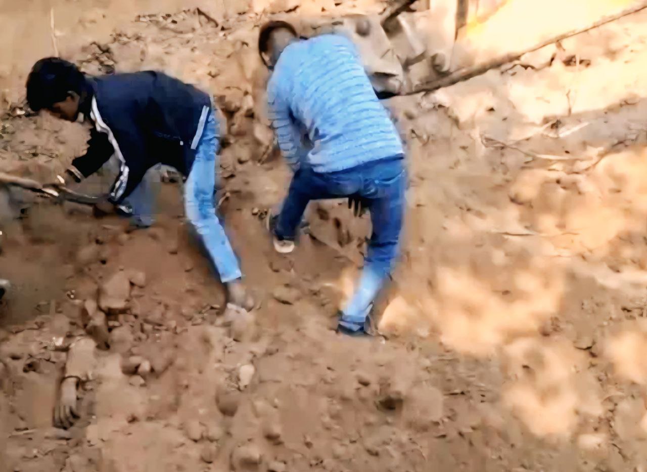 कोठारी नदी में मिट्टी ढहने से दो युवकों की दर्दनाक मौत