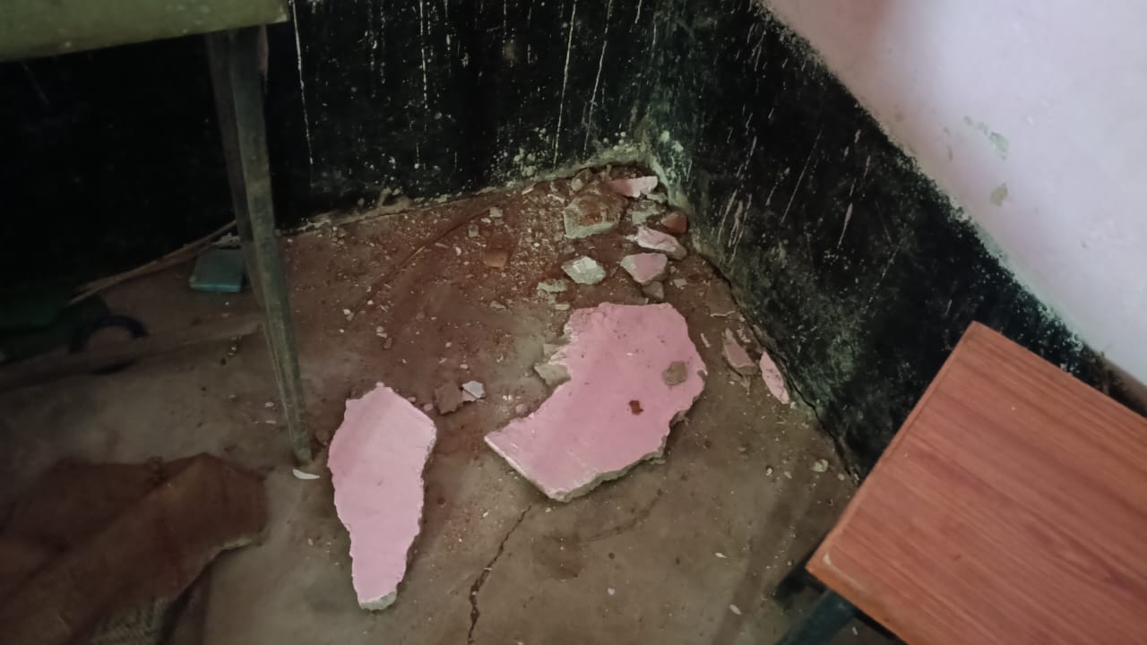 स्कूल भवन में गिरा प्लास्टर