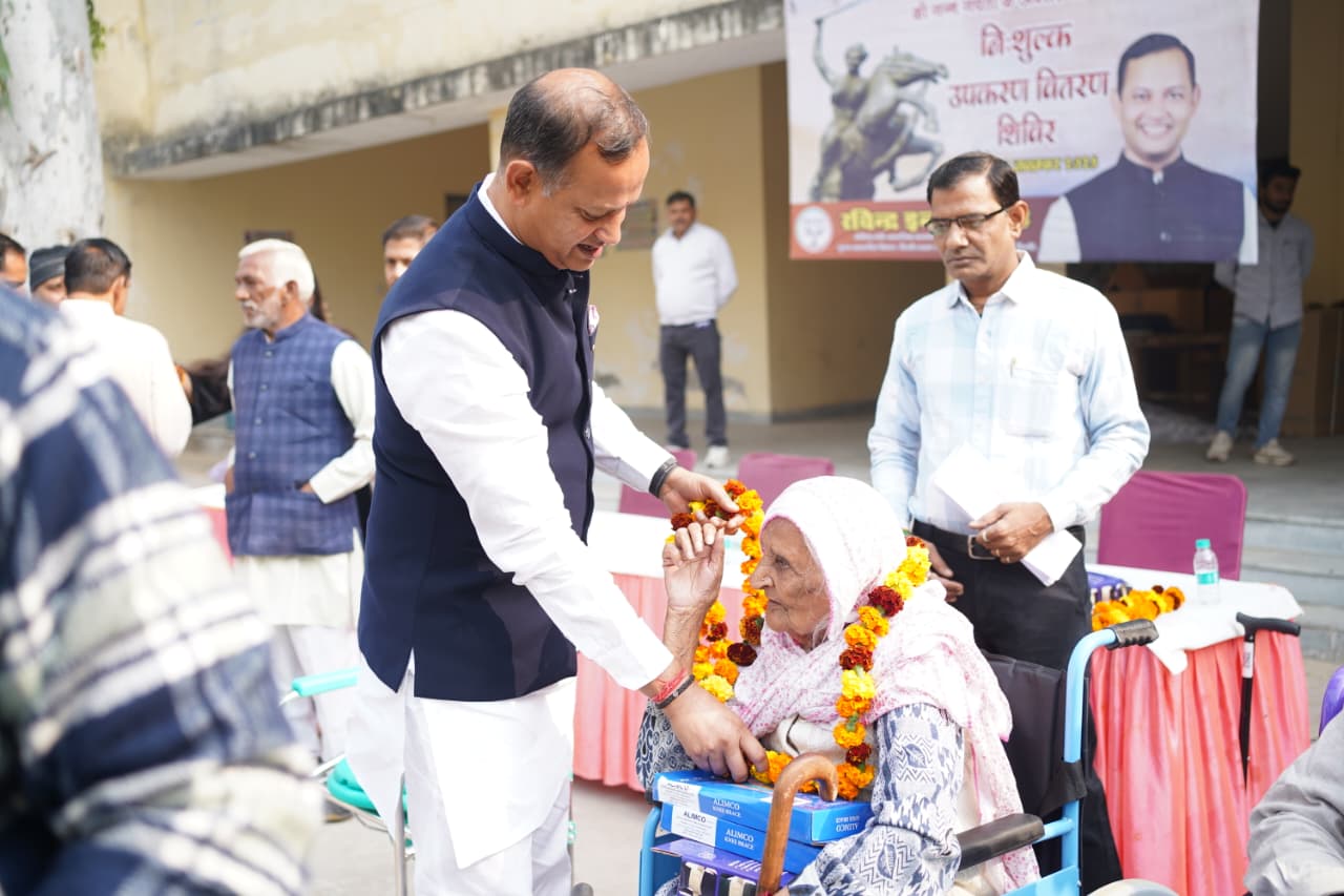 बवाना के क़ुतुबगढ़ में राष्ट्रीय वयोश्री योजना के तहत बुजुर्ग को निःशुल्क सहायक उपकरण देते दिल्ली के समाज कल्याण मंत्री रविंद्र इंद्राज सिंह