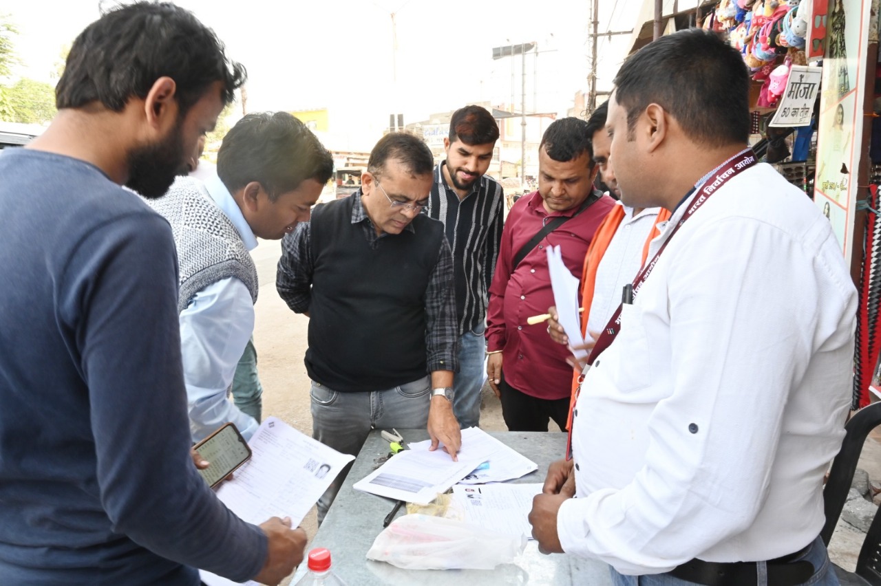 कलेक्टर जन्मेजय महोबे ने जांजगीर एवं पेण्ड्री में विशेष गहन पुनरीक्षण कार्य का किया निरीक्षण