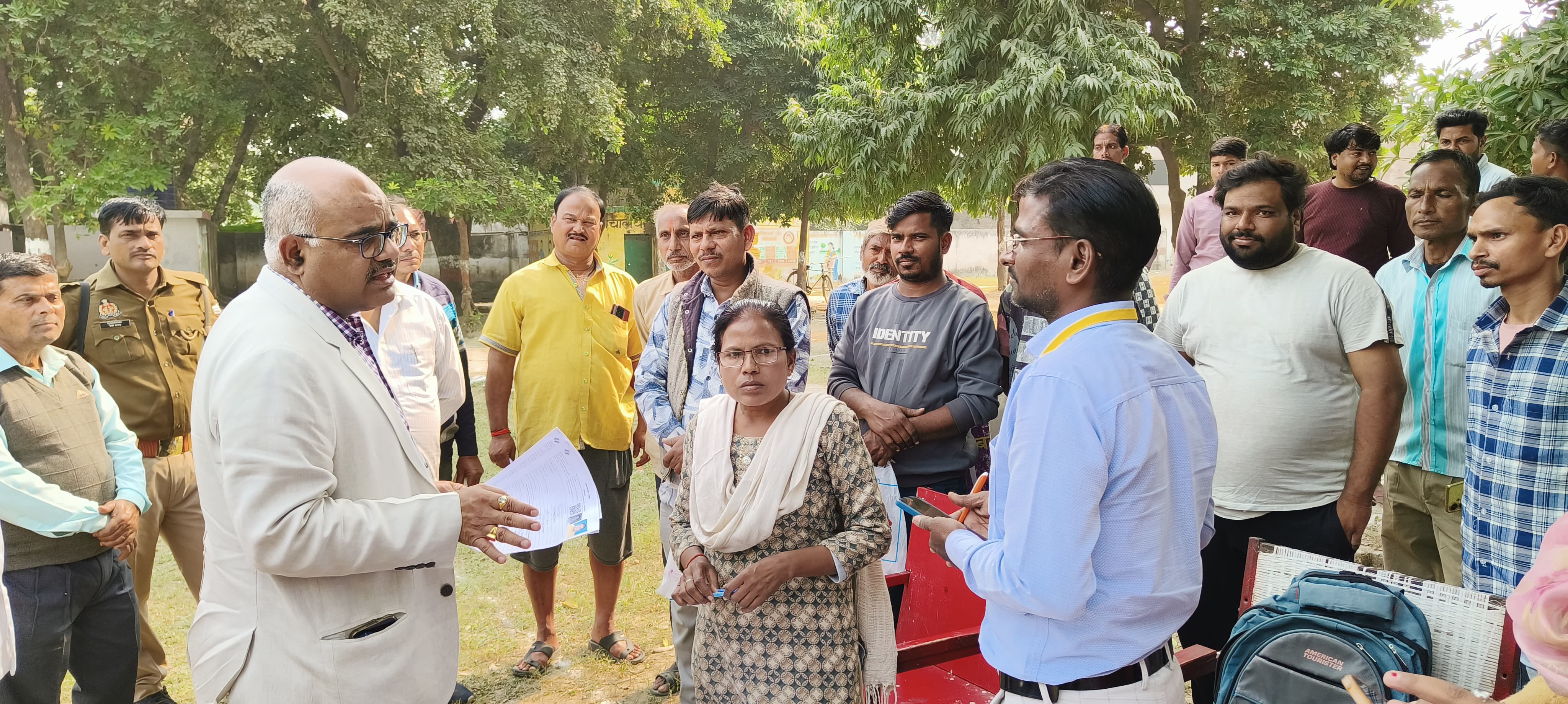 निरीक्षण के दौरान अधिकारियों व कर्मचारियों की समीक्षा करते जिलाधिकारी जितेंद्र प्रताप सिंह व अन्य का छायाचित्र