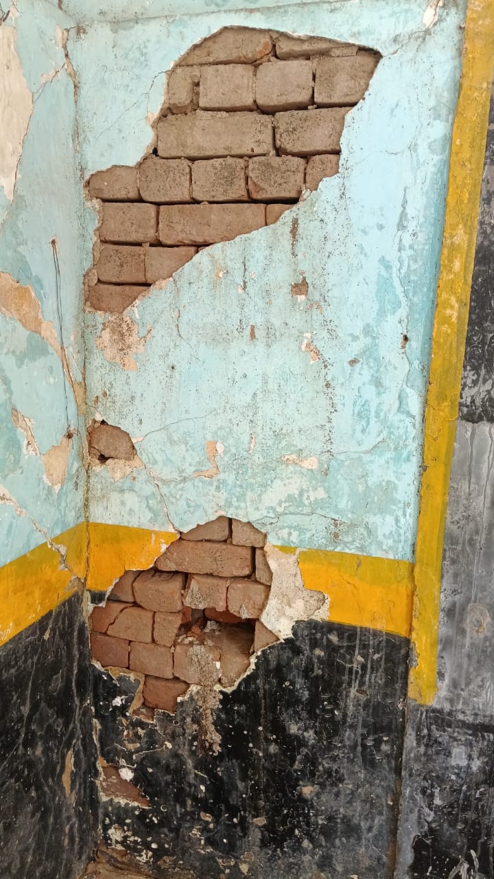 जर्जर दीवार।