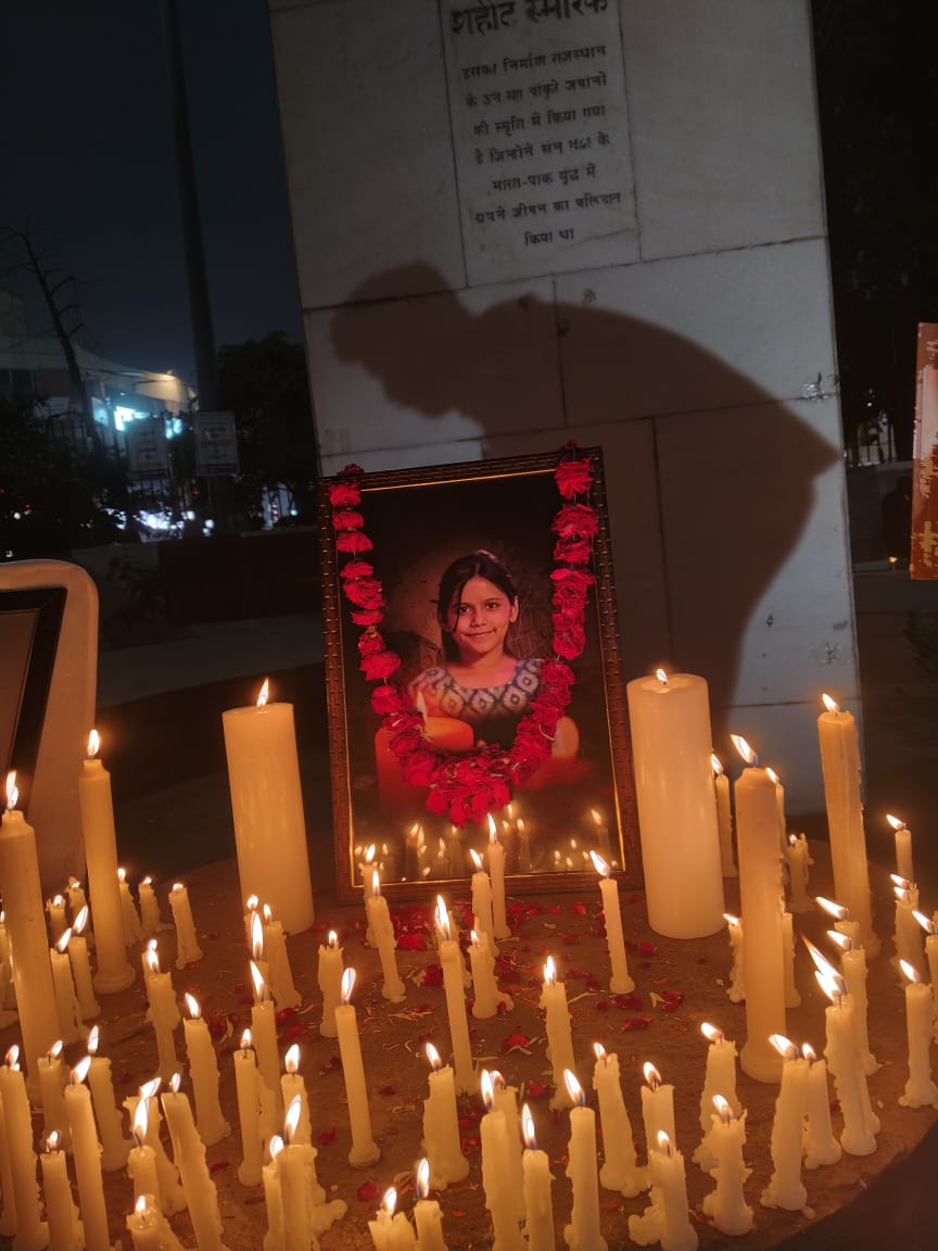 अमायरा को न्याय दिलाने की मांग को लेकर उमड़ा अभिभावकों का शहीद स्मारक पर जनसैलाब