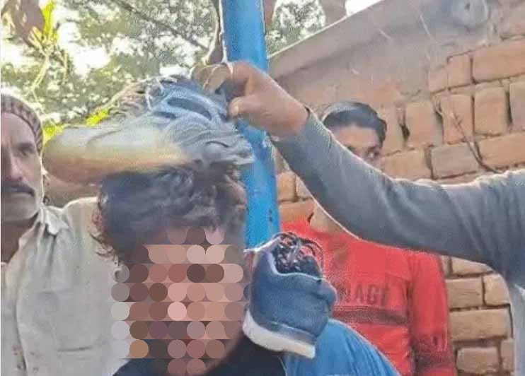 ग्रामीणों ने जूतों की माला पहनाकर चोर को खंभे से बांधकर की पिटाई