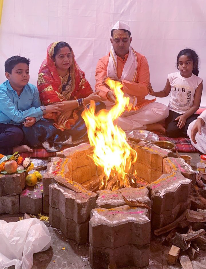 हवन पूजन करते आयोजक।