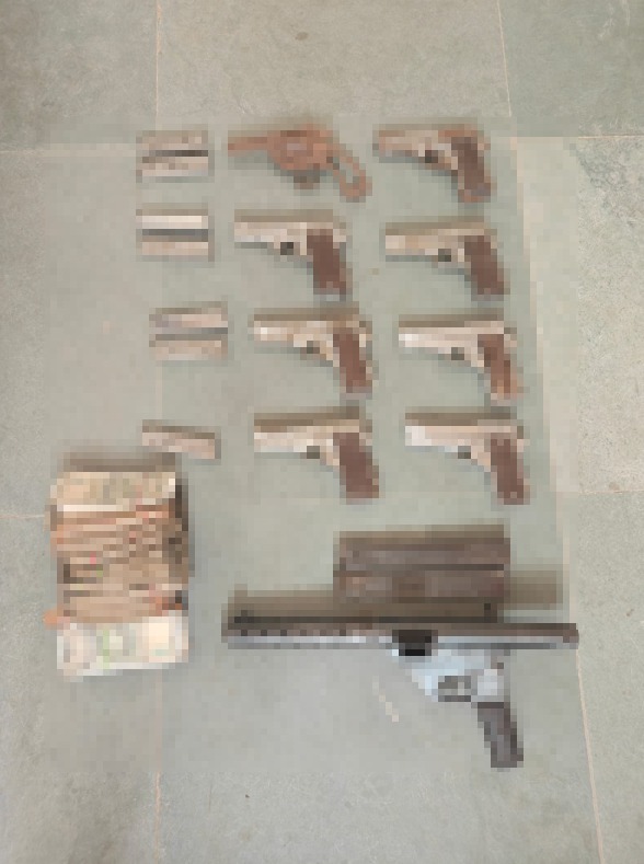 बरामद हथियार की फोटो