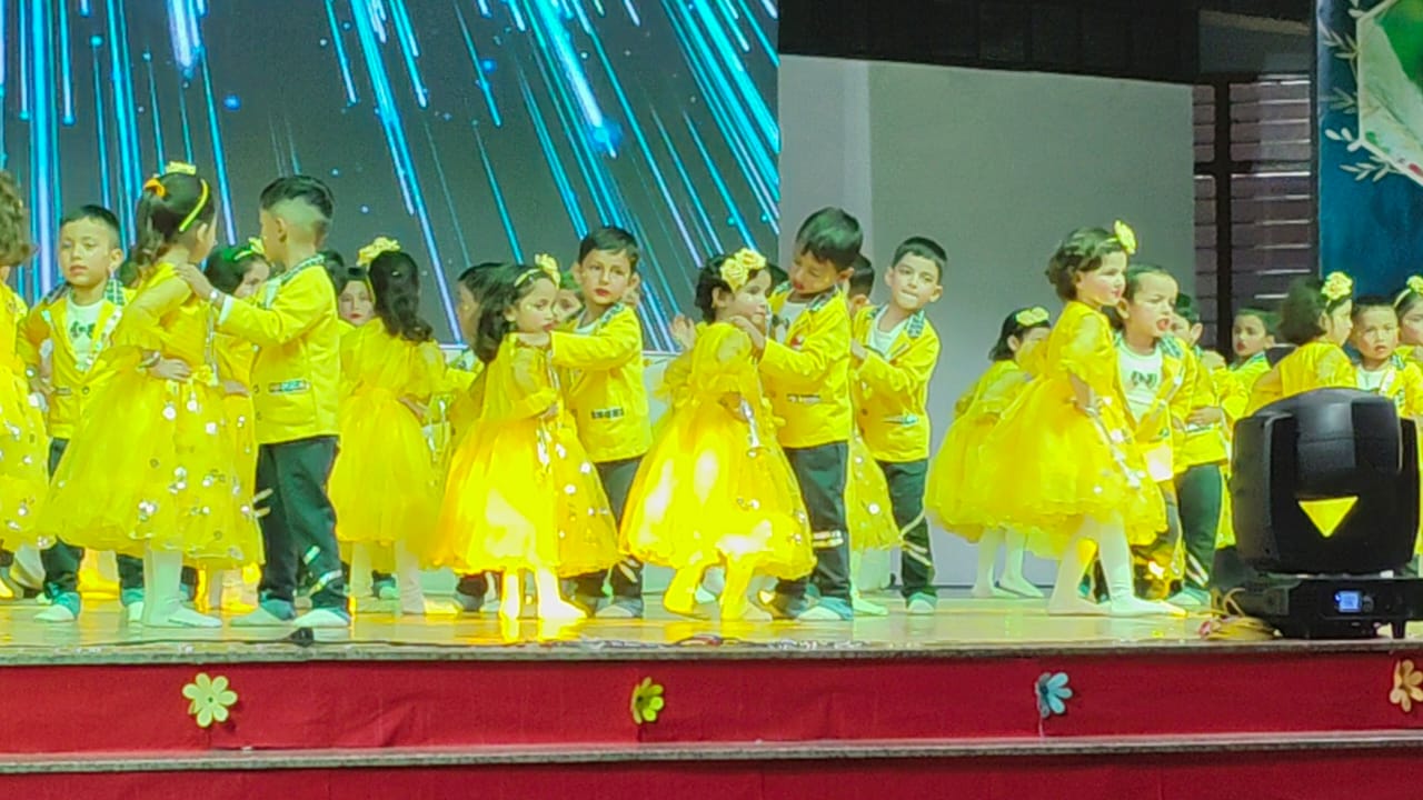 माउंट कार्मेल स्कूल के बच्चे कार्यक्रम प्रस्तुत करते हुए।