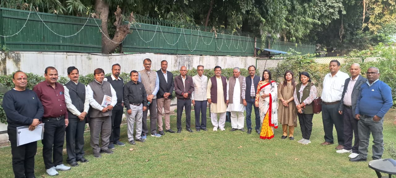 मान्यता प्राप्त पत्रकार कल्याण समिति के अध्यक्ष रविंद्र गुप्ता के नेतृत्व में फिरोजशाह रोड स्थित बंगले में स्थित पत्रकार