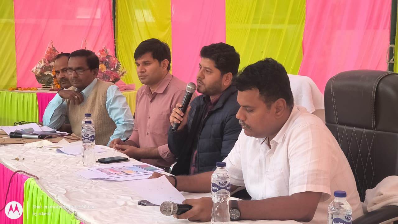 गोष्ठी में बात करते बीएसए अखिलेश प्रताप सिंह गोष्ठी में बात करते बीएसए अखिलेश प्रताप सिंह