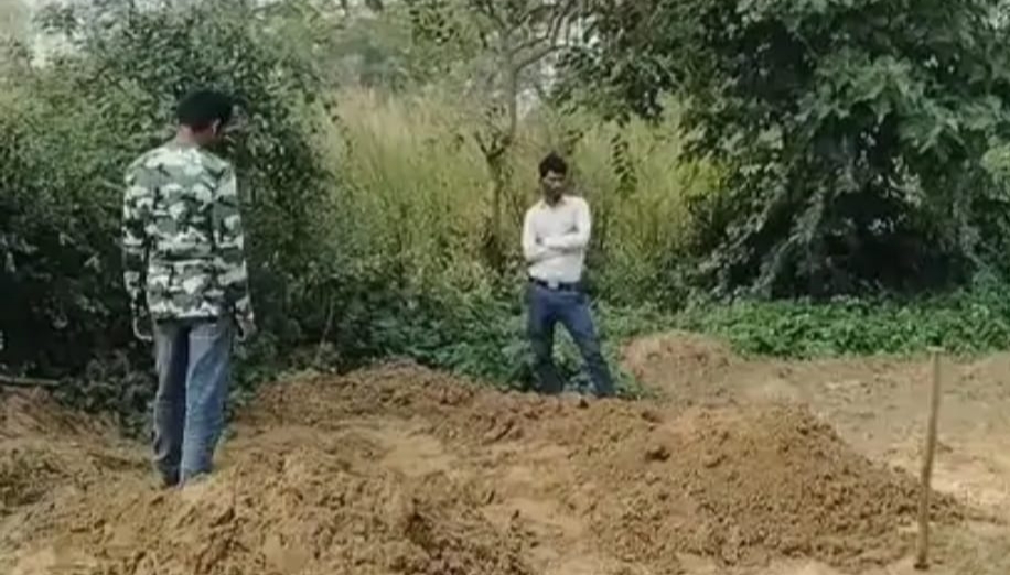कब्र खोदकर निकाला शव