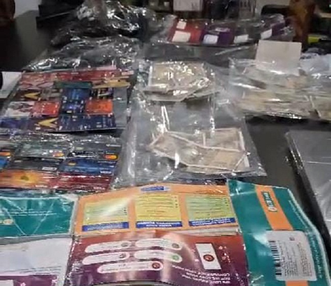 नकली नोट गिरोह से बरामद सामग्री