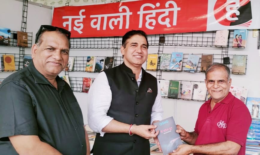 जिला कलेक्टर डॉ. जितेन्द्र कुमार सोनी को भेंट की ओशो पुस्तक