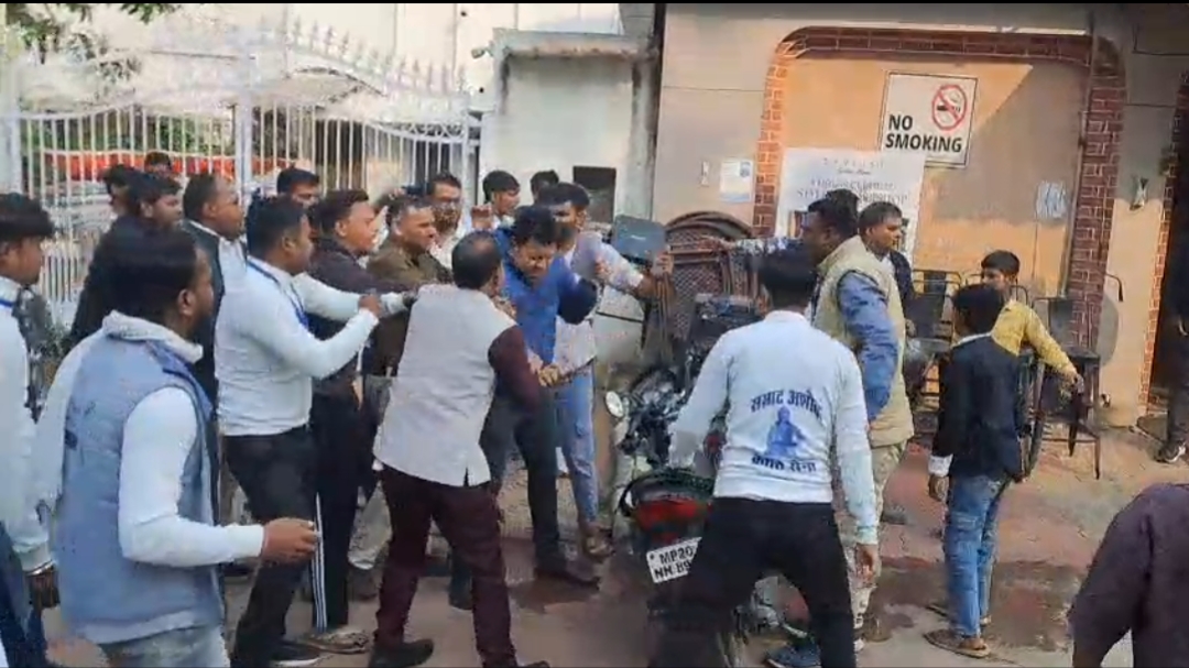 विवादित पुस्तकों का विरोध करने पर बजरंग दल कार्यकर्ताओं पर हमला, बजरंग ने दी शहर में आंदोलन की चेतावनी