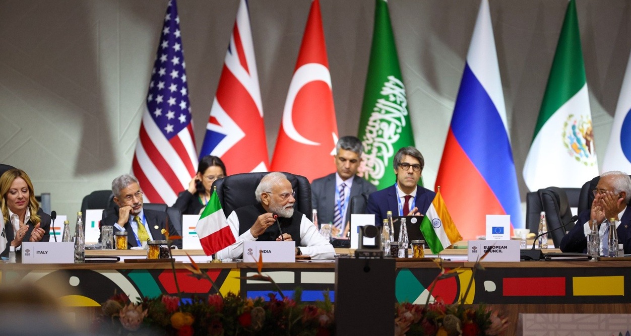 जोहान्सबर्ग में जी-20 शिखर सम्मेलन के दूसरे सत्र को संबोधित करते भारत के प्रधानमंत्री नरेन्द्र मोदी। फोटो - प्रधानमंत्री मोदी के एक्स हैंडल से।