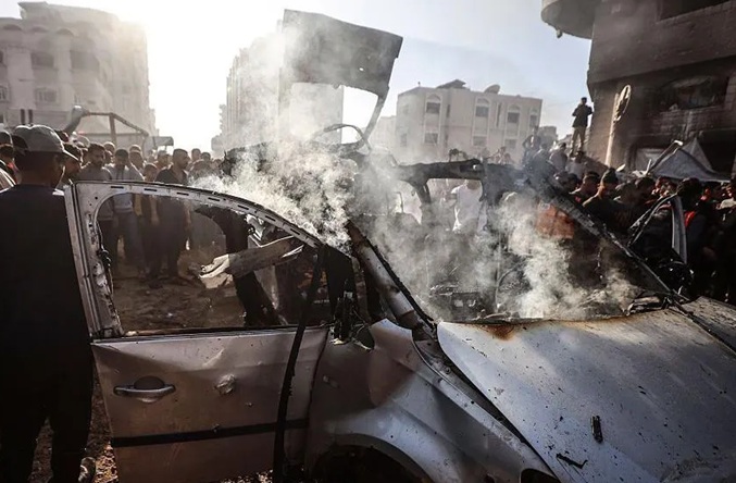 गाजा पट्टी में इजराइल के हमले के बाद कुछ स्थानों पर आग लग गई। फोटो  - इंटरनेट मीडिया