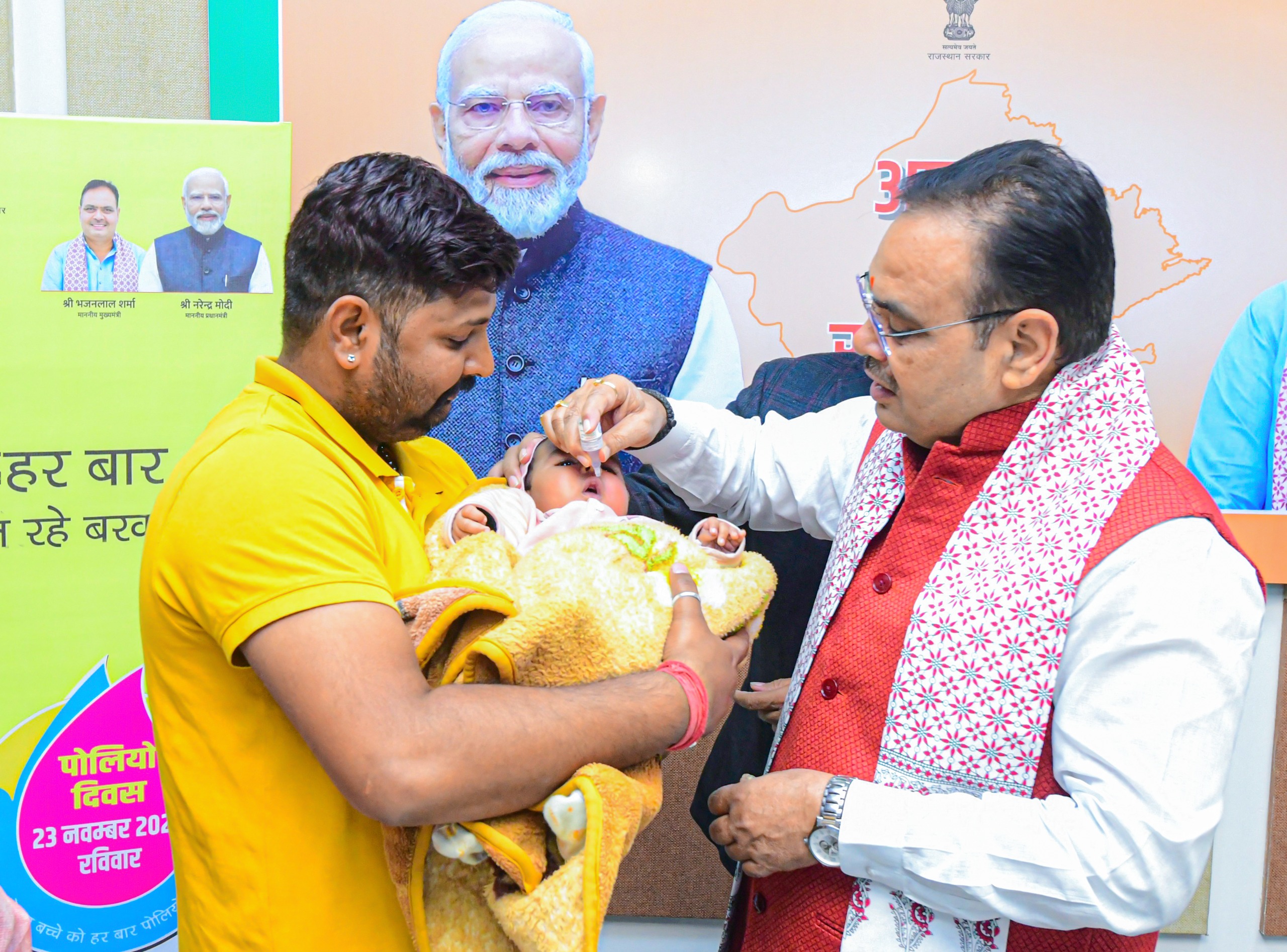 पोलियो दवाई पिलाते हुए मुख्यमंत्री भजनलाल शर्मा।