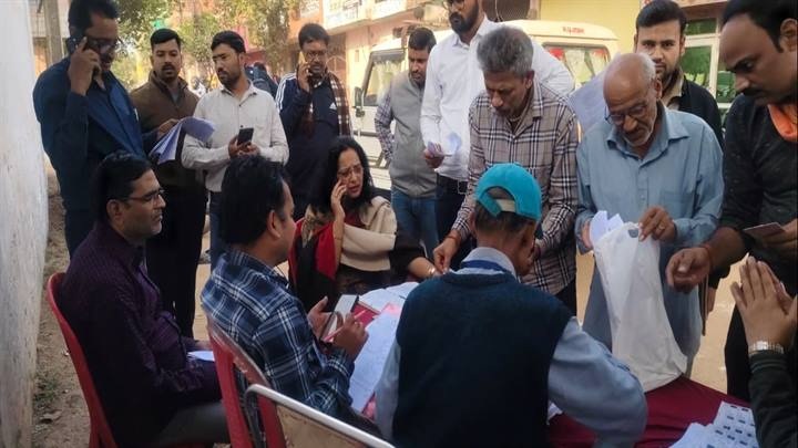 ग्वालियरः ईएफ डिजिटाइजेशन में तेजी लाने के लिये कलेक्टर सहित अन्य अधिकारी छुट्टी के दिन भी मैदान में पहुँचे ग्वालियरः ईएफ डिजिटाइजेशन में तेजी लाने के लिये कलेक्टर सहित अन्य अधिकारी छुट्टी के दिन भी मैदान में पहुँचे