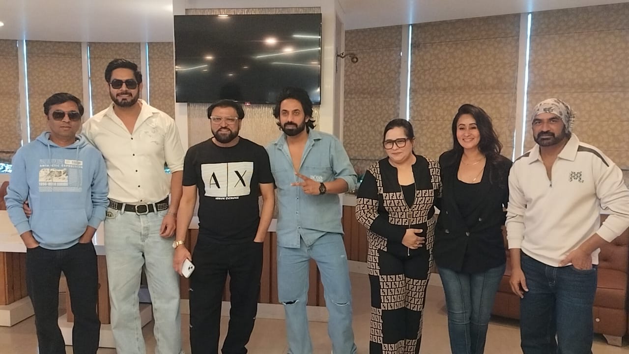 म्यूजिक वीडियो “लव यू मेरी सास की” की टीम प्रमोशन के लिए पहुंची जयपुर म्यूजिक वीडियो “लव यू मेरी सास की” की टीम प्रमोशन के लिए पहुंची जयपुर