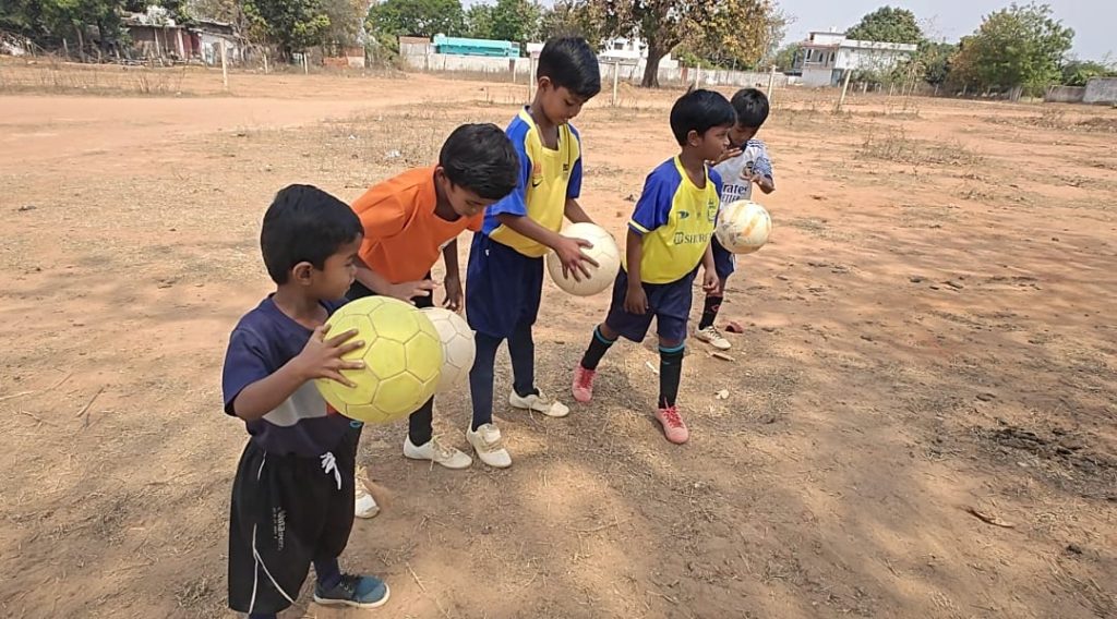 विचारपुर फुटबॉल प्रेमी बच्चे