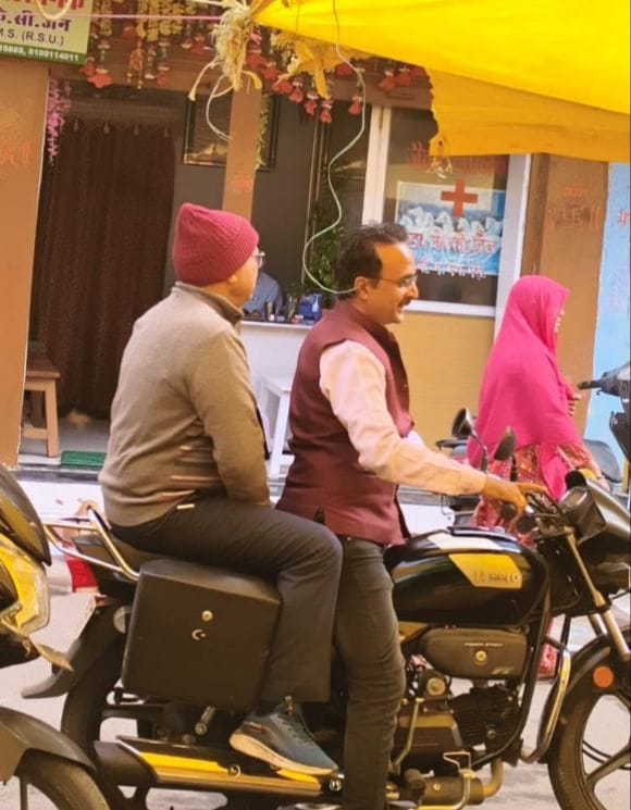 अपर कलेक्टर बाइक से निरीक्षण के लिए जाते हुए अपर कलेक्टर बाइक से निरीक्षण के लिए जाते हुए