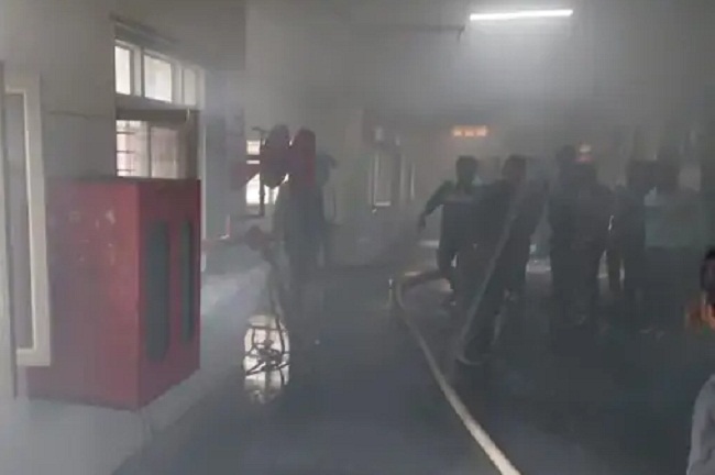 बैतूल के जिला अस्पताल में दमकल कर्मी आग बुझाते हुए