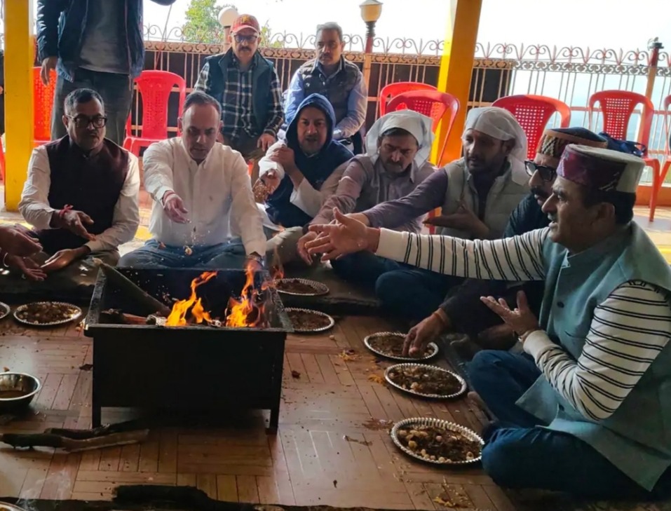 इन्द्रूनाग मंदिर में हवन करते हुए एचपीसीए के पदाधिकारी।
