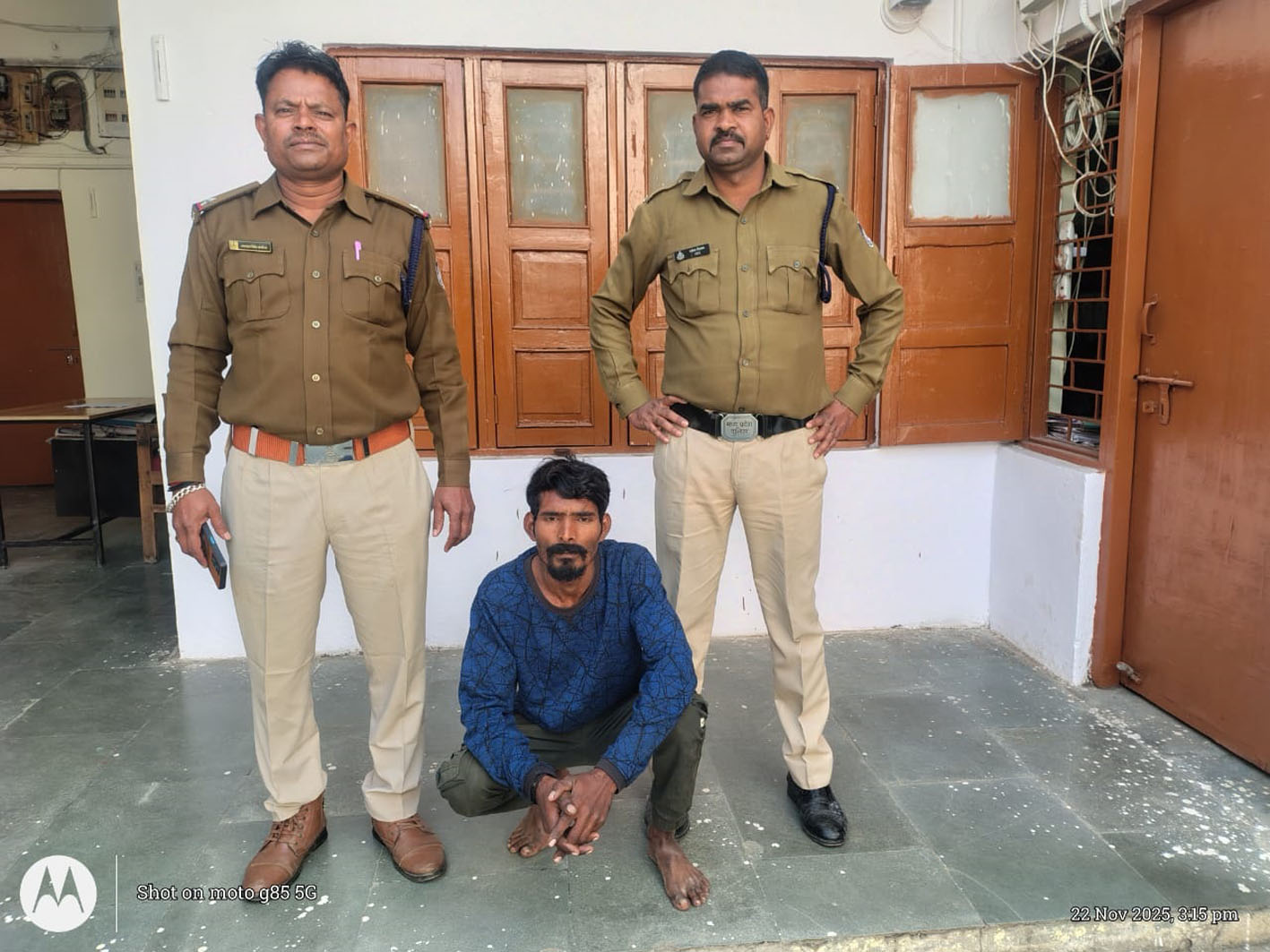 पुलिस ने हिस्ट्रीशीटर बदमाश और शराब तस्कर को पकड़ा पुलिस ने हिस्ट्रीशीटर बदमाश और शराब तस्कर को पकड़ा