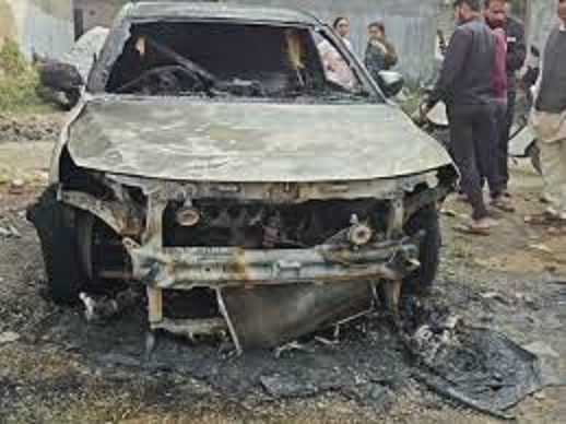 घर के बाहर खड़ी दो कारों में लगाई आग घर के बाहर खड़ी दो कारों में लगाई आग